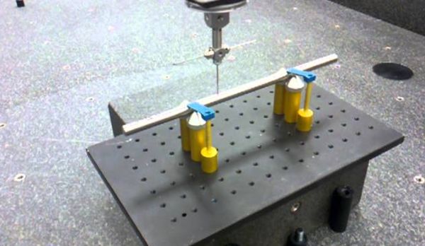 使用三坐标测量机（CMM）测量直线度