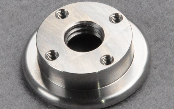 在金属件上的盲孔